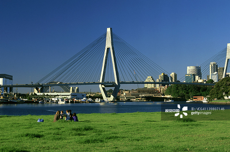 新南威尔士州悉尼市的格莱布岛桥，背景是海港大桥图片素材