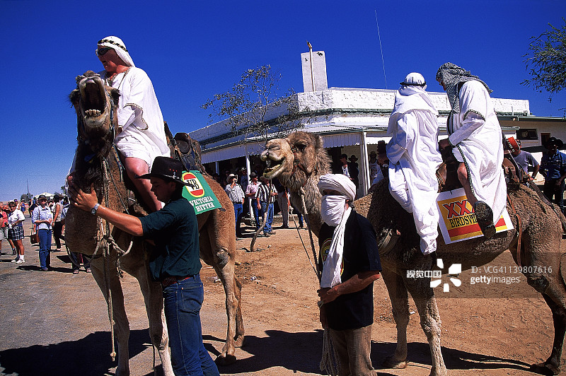 在昆士兰州伯兹维尔酒店骑骆驼的阿拉伯长袍的人图片素材
