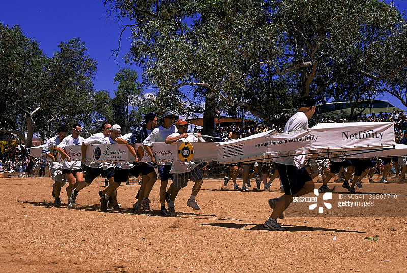 爱丽丝泉旱河上的亨利赛舟会图片素材
