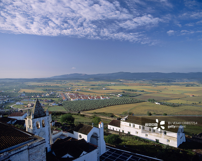 埃斯特雷莫斯小镇和农田风光图片素材