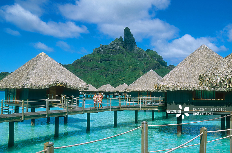 塔希提岛旅游胜地水上的茅草平房图片素材