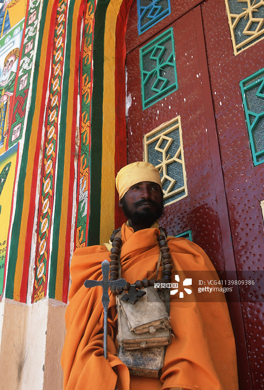 埃塞俄比亚阿克苏姆恩达伊苏斯教堂前的基督教牧师图片素材