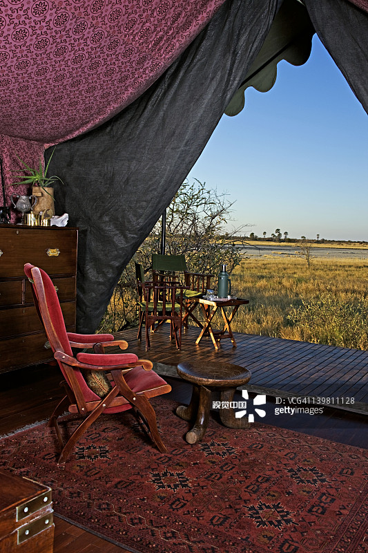 装饰典雅的20世纪40年代风格的宽敞帐篷。这为游客提供了时尚的生活，在开放的维尔德，而不影响任何奢侈品。博茨瓦纳。图片素材