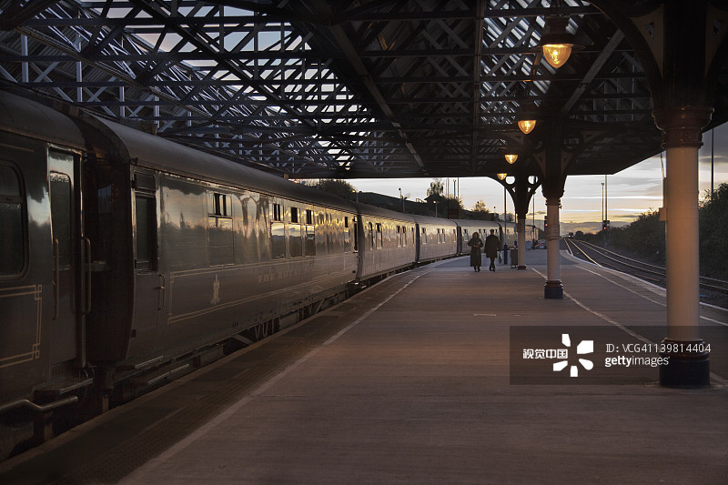 苏格兰皇家列车驶入车站，英国图片素材