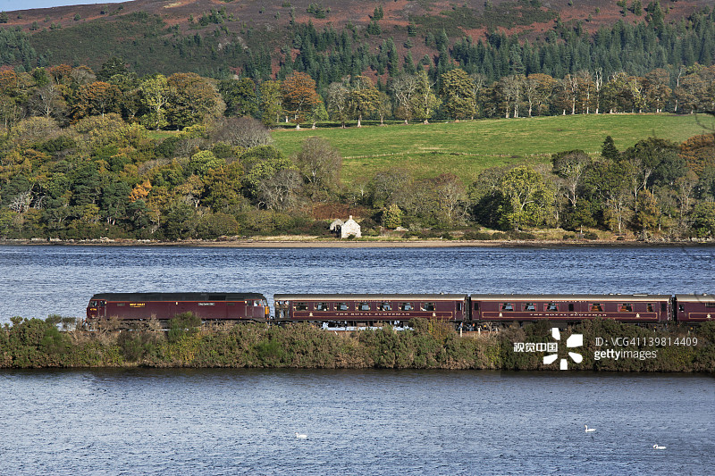 苏格兰皇家列车行驶在赫尔姆斯代尔河上图片素材