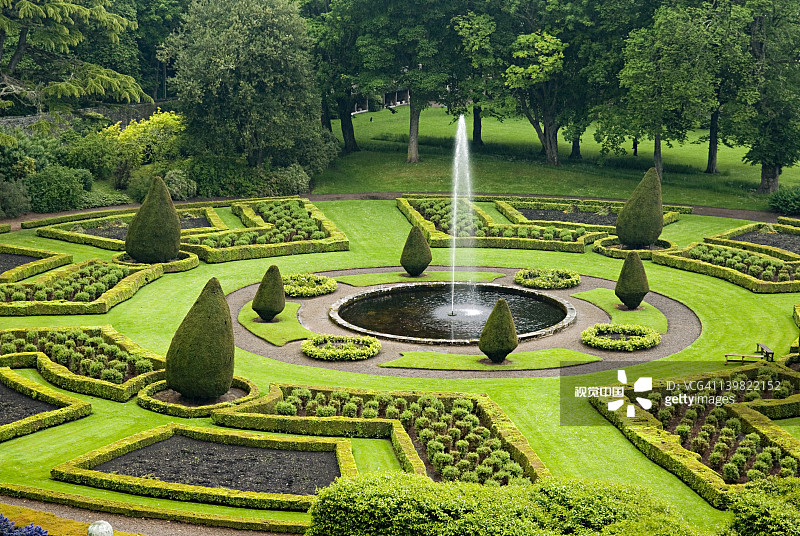 英国苏格兰邓罗宾城堡精致花园概览图片素材