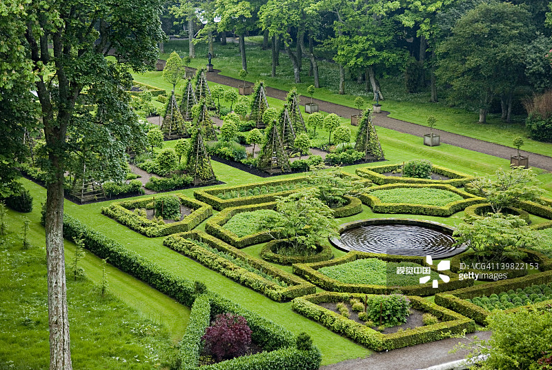 英国苏格兰邓罗宾城堡精致花园概览图片素材