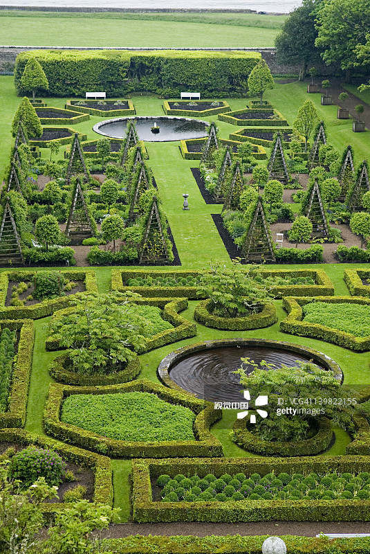 英国苏格兰邓罗宾城堡精致花园概览图片素材