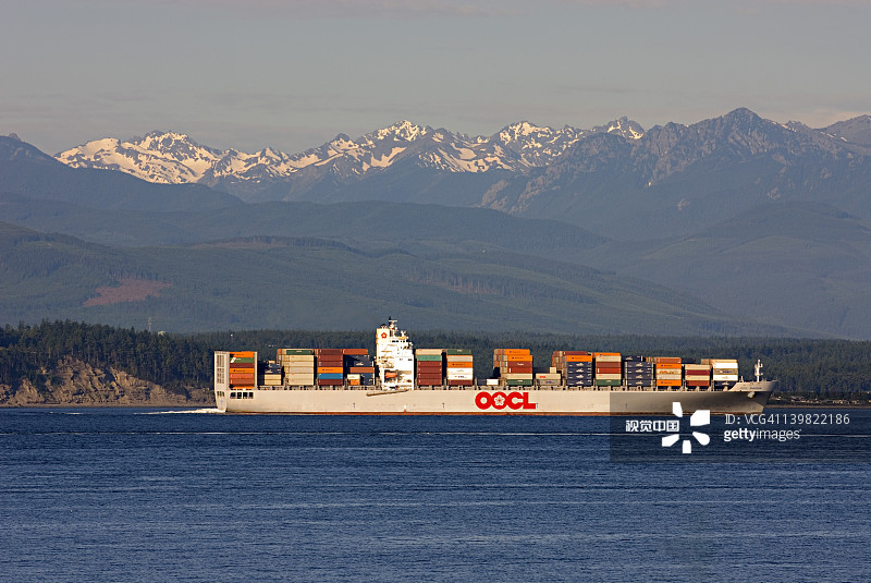 满载集装箱的货船航行于华盛顿州海军部海峡，美国图片素材