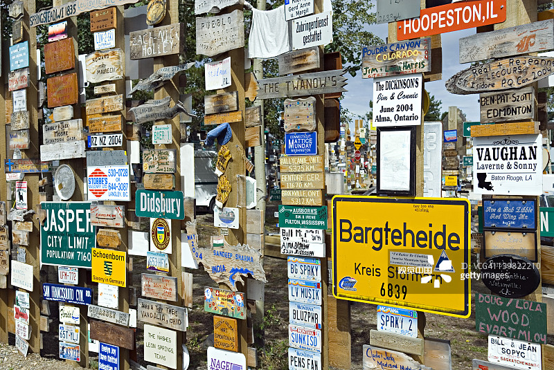 加拿大育空地区沃森湖的路标图片素材