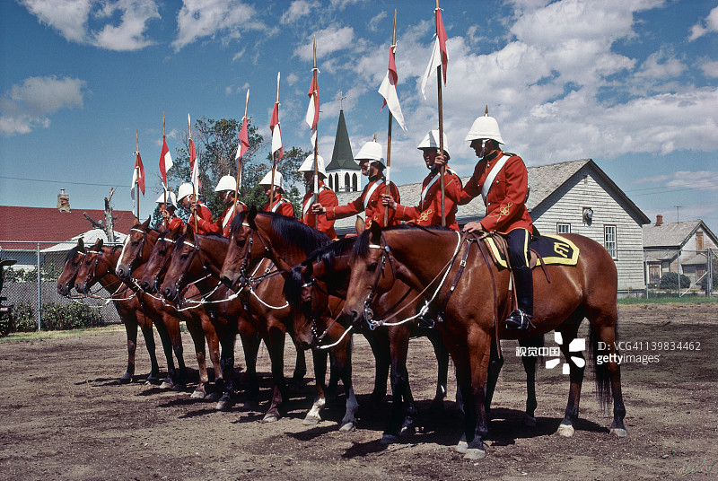 身穿西北骑警队（已不存在）制服的男人，加拿大阿尔伯塔省麦克劳德堡图片素材