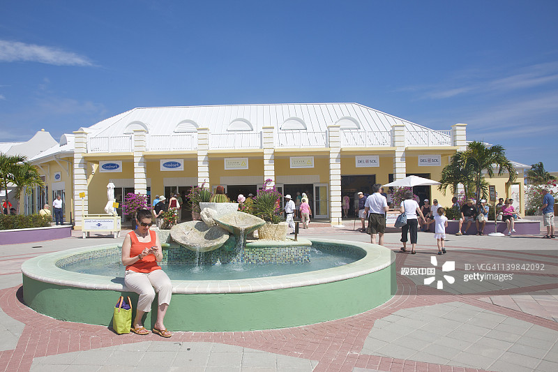 在中特克斯群岛新游轮中心的中年妇女图片素材