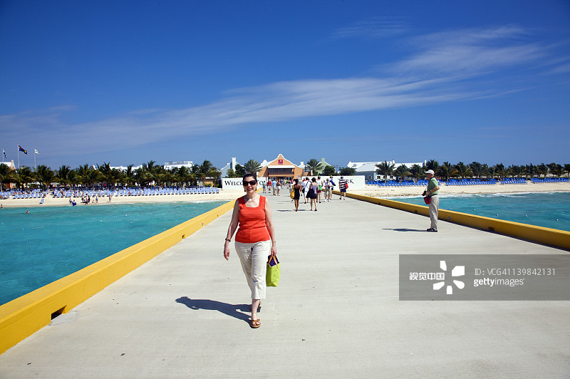 在特克斯和凯科斯群岛大特克岛新游轮中心附近码头上的中年妇女图片素材