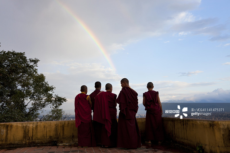 加德满都斯瓦扬布纳特寺的僧侣与彩虹图片素材