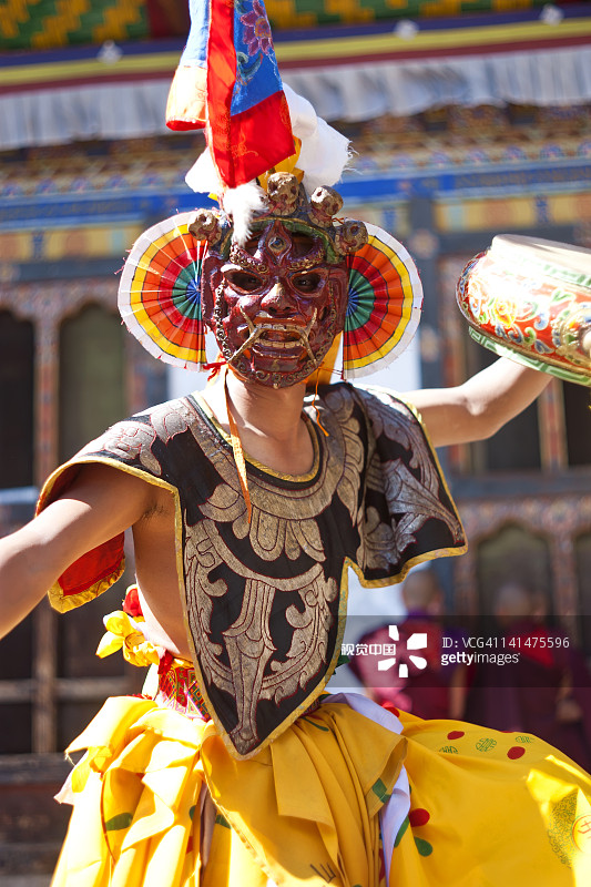 不丹佛教寺院的蒙面节庆舞者图片素材