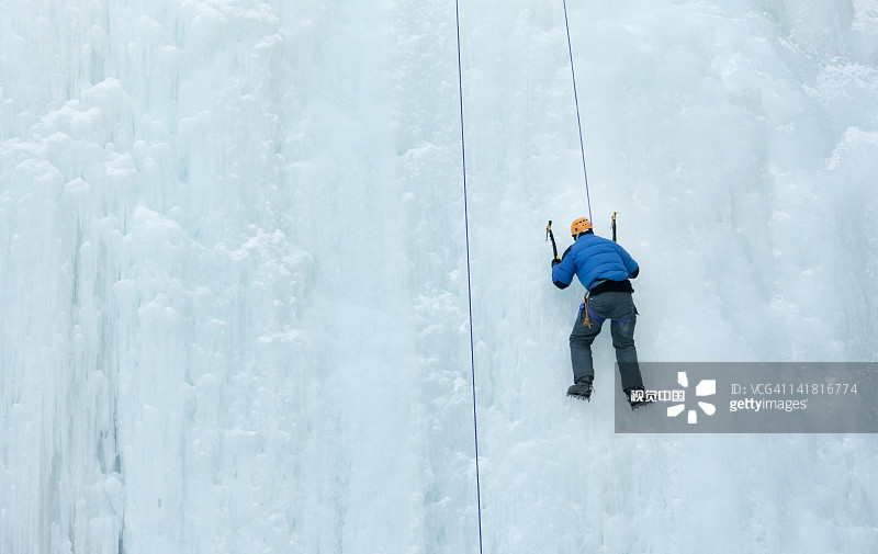 在加拿大落基山脉，男子攀登冰面图片素材