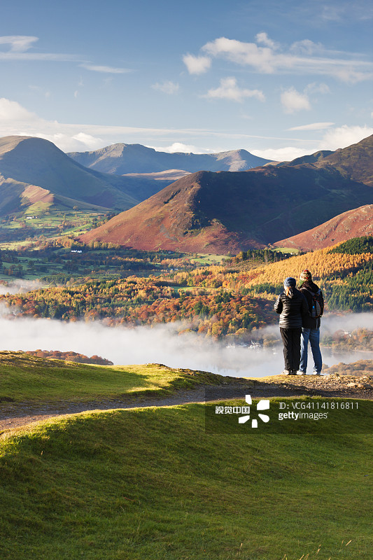 英国坎布里亚郡湖区拉特里格眺望德温特湖的雾气弥漫的早晨图片素材