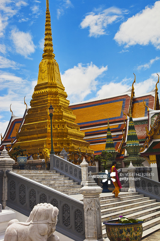 金色佛塔和皇家万神殿图片素材