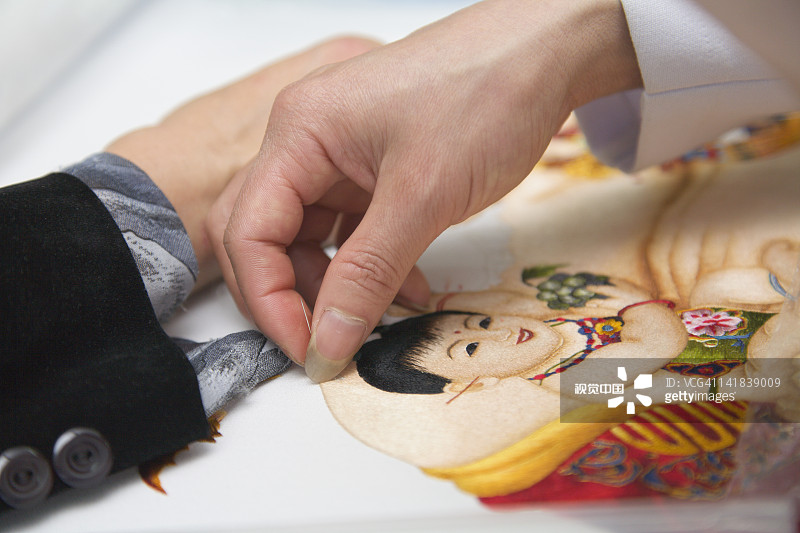 在越南林同省大叻市中心高地刺绣丝绸画的女人图片素材