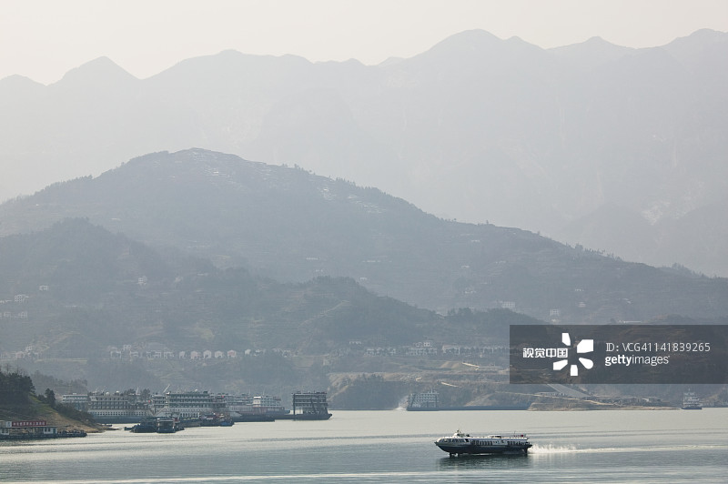 中国湖北：长江三峡大坝以北的扬子江水翼船渡轮风光图片素材