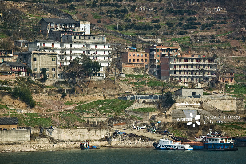 中国湖北：从游轮上看西陵峡北部的长江沿岸小镇图片素材