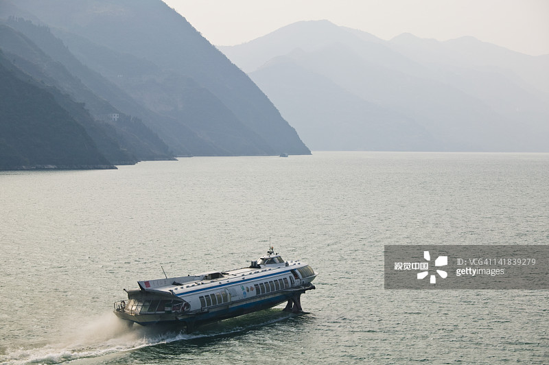 中国湖北省长江扬子江水翼船渡轮图片素材