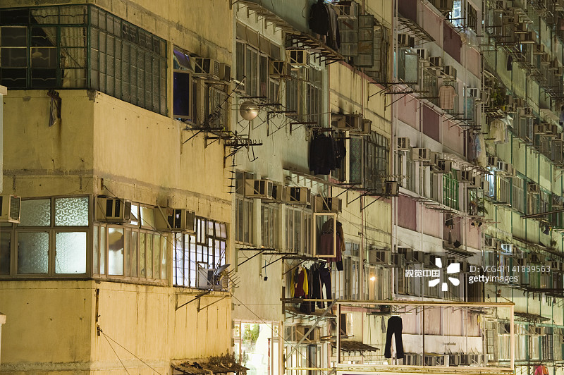 中国香港九龙旺角通菜街旧式公寓楼夜景图片素材