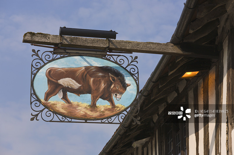 英格兰萨福克朗梅尔福德的公牛彩绘酒吧招牌图片素材