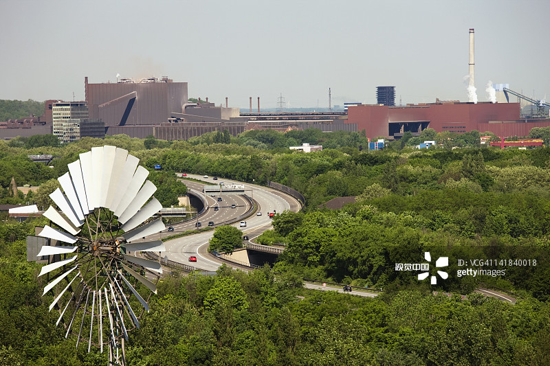 德国北莱茵-威斯特法伦州鲁尔区杜伊斯堡，从前梅德里希钢铁厂看到的北杜伊斯堡景观公园图片素材