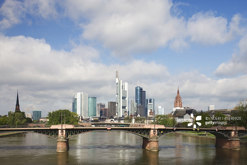 德国黑森州法兰克福：美因河畔城市景观与伊格纳茨·布比斯桥图片素材