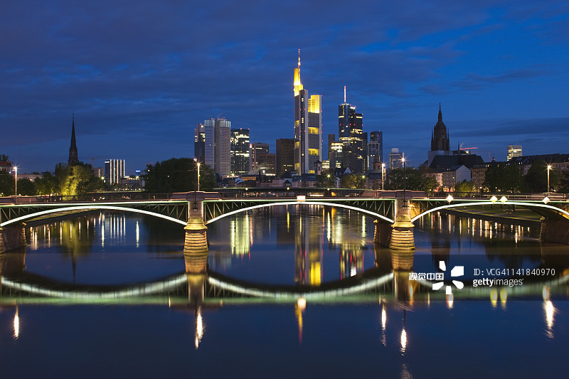 德国黑森州法兰克福美因河和伊格纳茨·布比斯桥的天际线图片素材