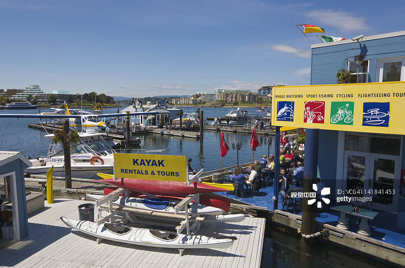 加拿大不列颠哥伦比亚省温哥华岛维多利亚内港的皮划艇租赁和水上飞机码头图片素材