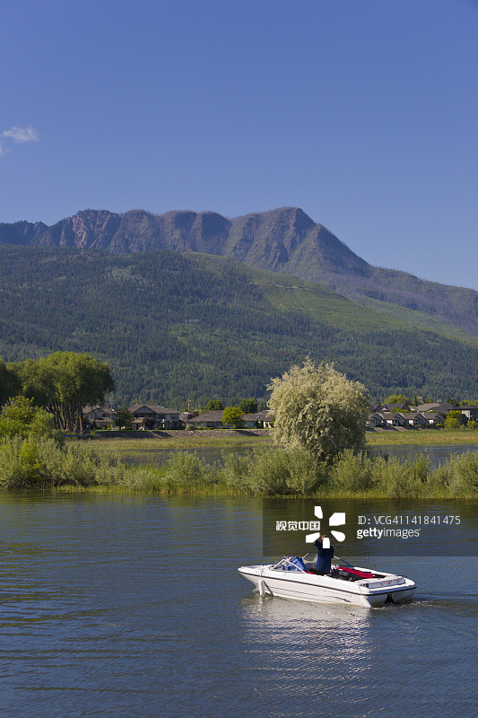 在小船上的男人，加拿大不列颠哥伦比亚省鲑鱼臂图片素材