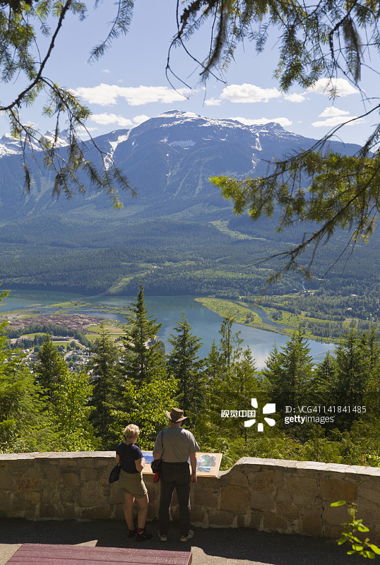 加拿大不列颠哥伦比亚省雷夫尔斯托克山国家公园观景台情侣图片素材
