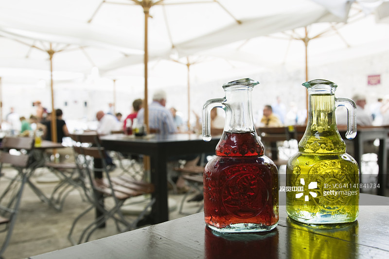 克罗地亚南部达尔马提亚杜布罗夫尼克老城区咖啡馆细节/油醋瓶图片素材