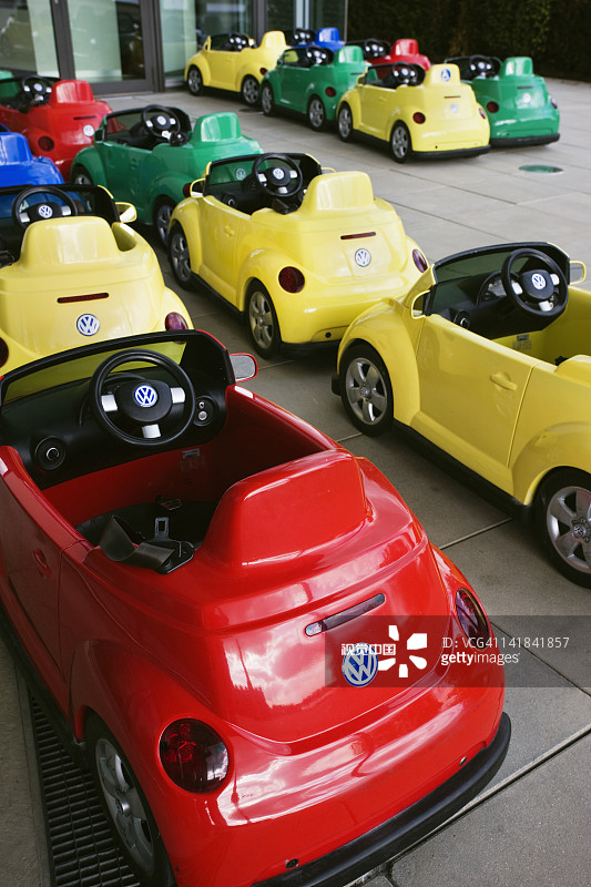 德国下萨克森州沃尔夫斯堡，汽车城，儿童迷你大众汽车图片素材