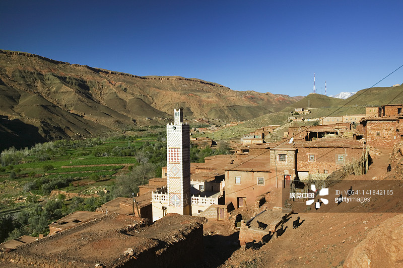 摩洛哥大阿特拉斯山脉以南提兹-恩-提什卡山口公路伊米尼村的清真寺图片素材