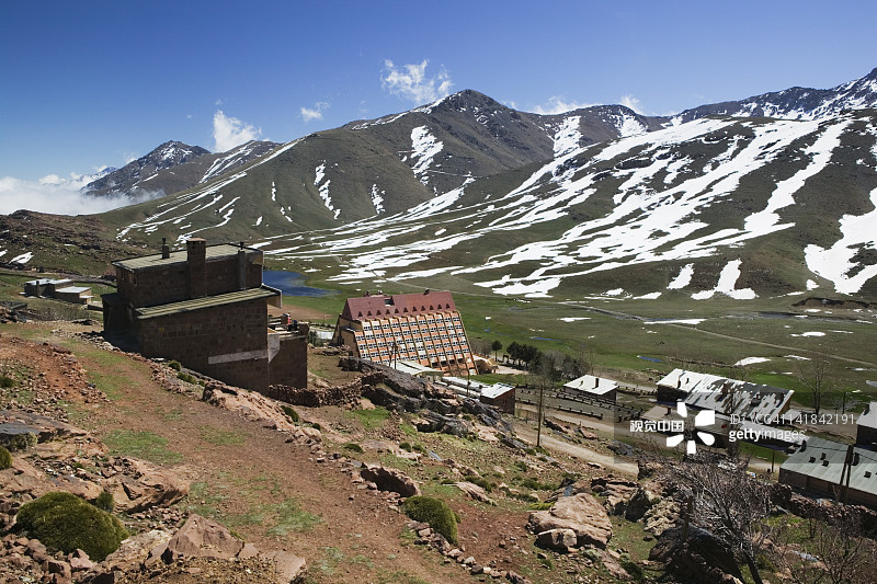 摩洛哥马拉喀什南部乌凯梅登高阿特拉斯山脉滑雪胜地的城镇景观与肯兹卢卡酒店图片素材