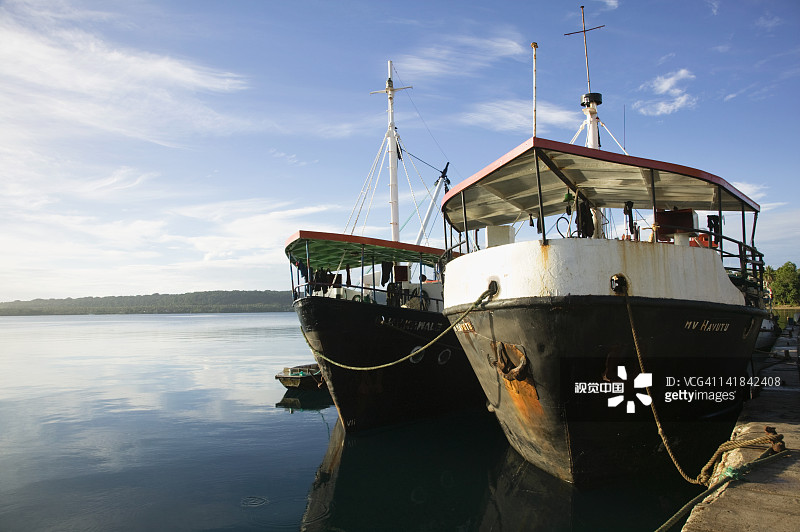 瓦努阿图圣埃斯皮里图岛卢甘维尔：LA ROSERAIE村港口的早晨图片素材