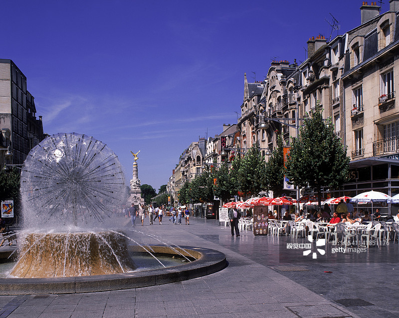 法国香槟区兰斯代隆广场的喷泉与户外咖啡馆图片素材