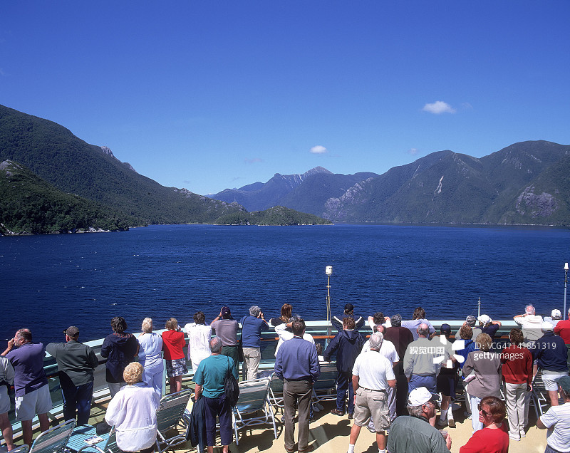在南岛新西兰疑虑湾的游轮上的游客图片素材