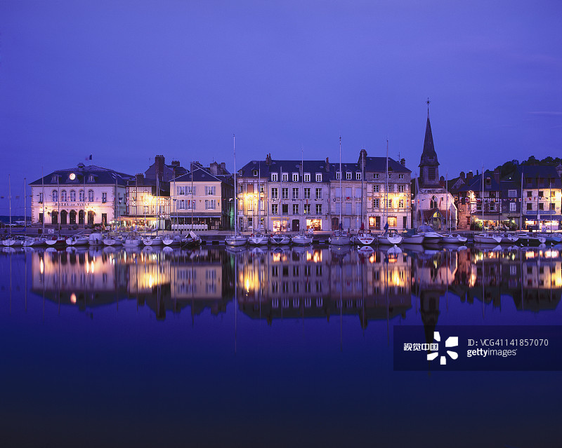 翁弗勒尔的夜间港口，诺曼底，法国图片素材