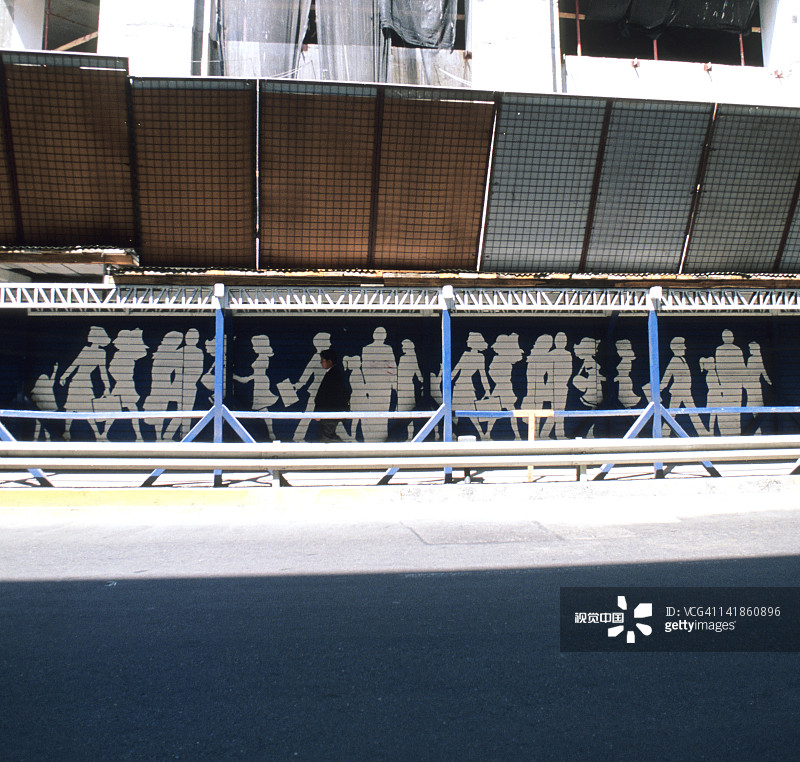 智利圣地亚哥，新建筑旁的人们绘画图片素材