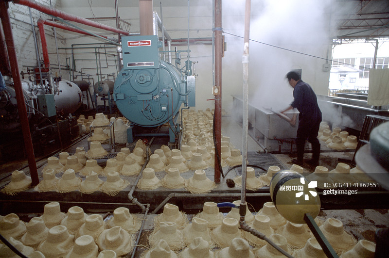 昆卡：在巴拿马草帽工厂工作的当地男人图片素材