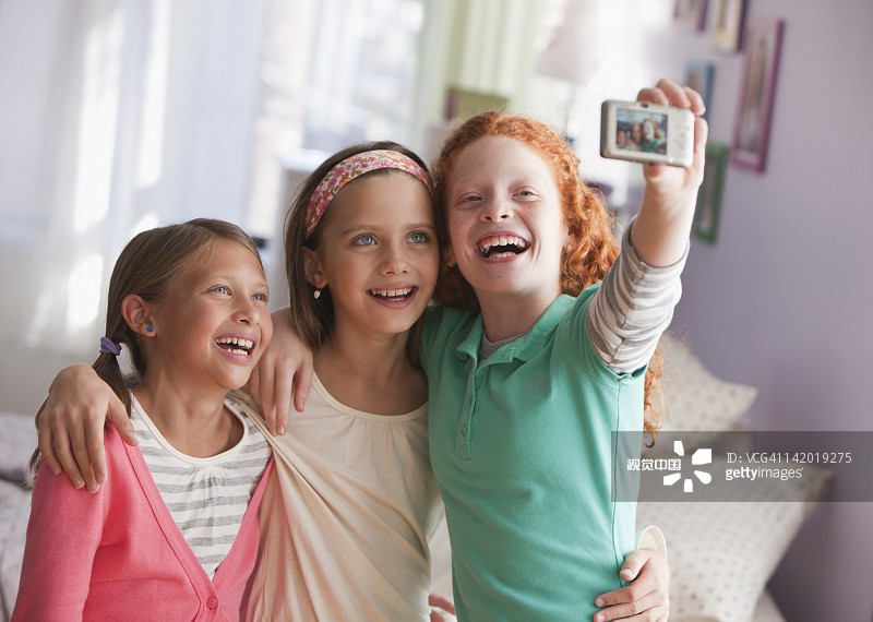 用数码相机自拍的女孩图片素材