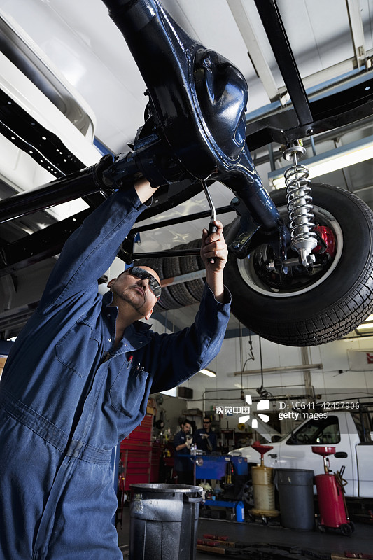 正在修车的西班牙裔机械师图片素材