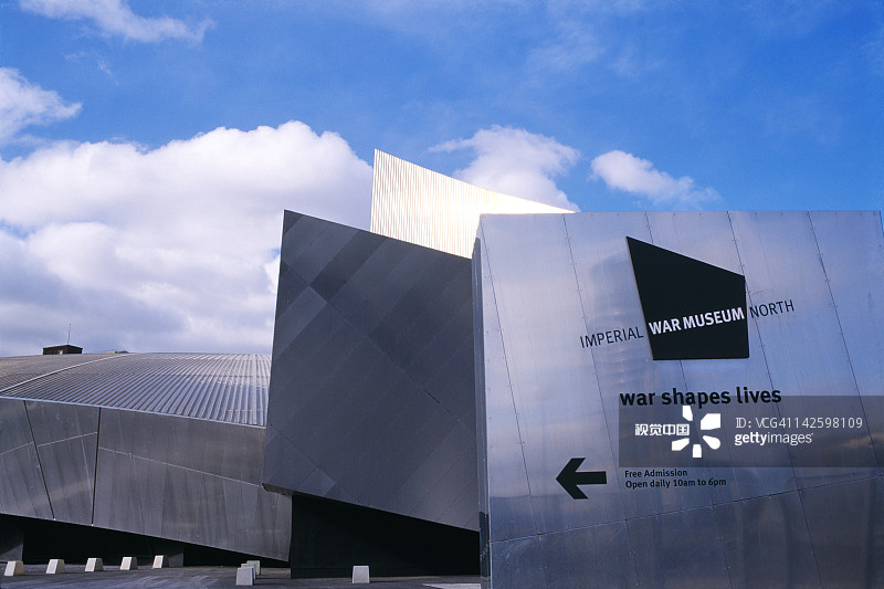 英国曼彻斯特索尔福德码头帝国战争博物馆北馆图片素材