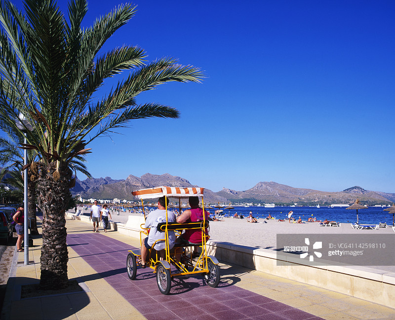 西班牙巴利阿里群岛马略卡岛波连萨的沙滩和海滨长廊图片素材