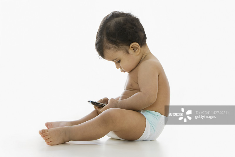 正在看手机的混血男婴图片素材