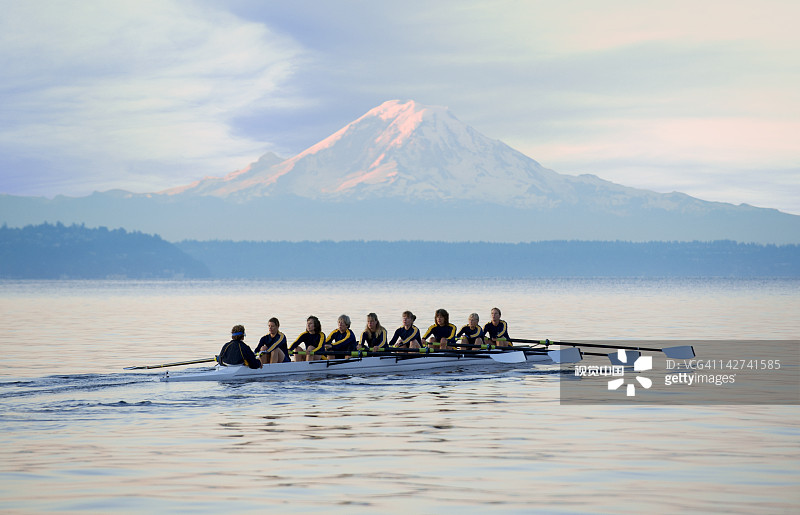 团队在海湾划船图片素材